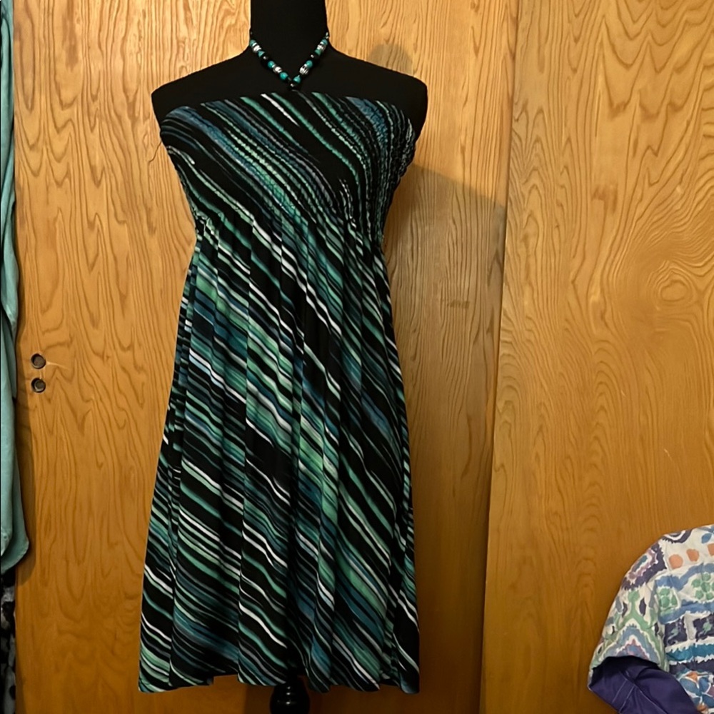 🎉SALE🎉$15 or 3 for $30🎉
Elegant Green and Black Strapless Dress